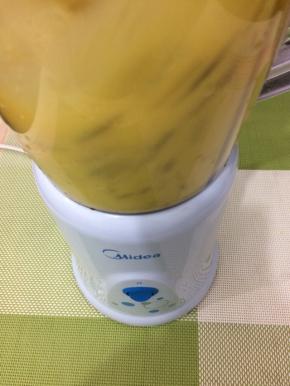 用料理机搅打几秒即可
