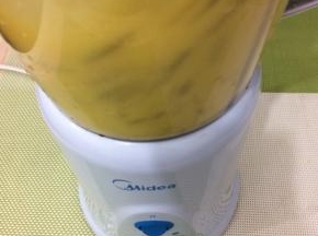 用料理机搅打几秒即可
