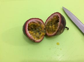 将百香果洗干净，然后用刀一切两半
