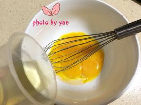 蛋黄+玉米油搅匀；