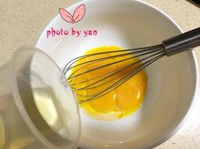 蛋黄+玉米油搅匀；