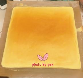 出炉立即提着油布移到晾网上； 