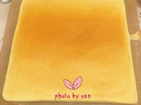 出炉立即提着油布移到晾网上； 