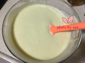 翻拌均匀后倒入蛋白盆里，再翻拌均匀；