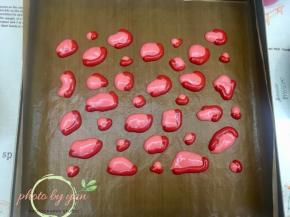 再用红色面糊沿着粉色面糊边缘挤，半包围。放入烤箱，165度烤2分钟；