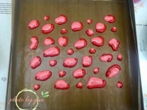 再用红色面糊沿着粉色面糊边缘挤，半包围。放入烤箱，165度烤2分钟；