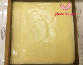 将面糊倒入烤盘里；