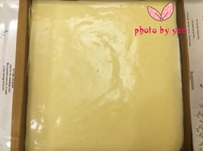 将面糊倒入烤盘里；