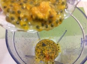 然后将百香果倒入料理杯中
