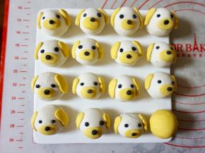 再用黑色粉团，搓出一个个的小圆点，做狗狗的眼睛和鼻子，沾水全部贴好。