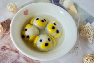 锅里大火烧开水，转小火轻轻放入狗狗汤圆，煮至漂起即可捞出。