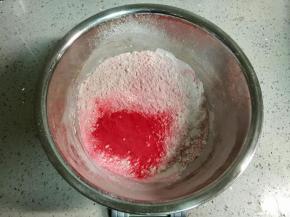 把低粉、玉米淀粉、和泡打粉混合过筛，同时筛入红心火龙果粉。