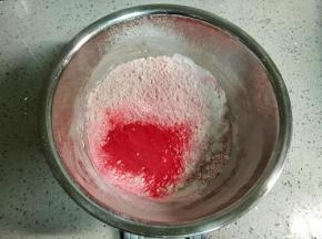 把低粉、玉米淀粉、和泡打粉混合过筛，同时筛入红心火龙果粉。