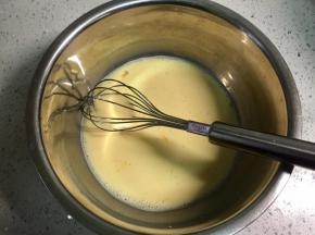 鸡蛋液里加入牛奶和细砂糖拌匀。
