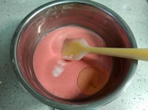 再把玉米油和盐拌进面糊里