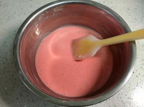 把筛好的粉性材料分三次拌近鸡蛋液里，搅拌至没有干粉的状态。