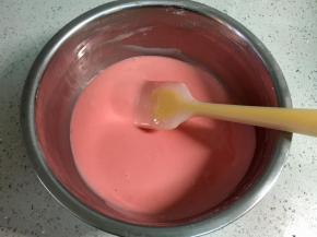 把油和面糊拌至融合，成为顺滑的面糊。