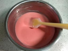 把油和面糊拌至融合，成为顺滑的面糊。