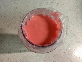 把裱花袋套在深杯子里，把面糊倒进裱花袋。