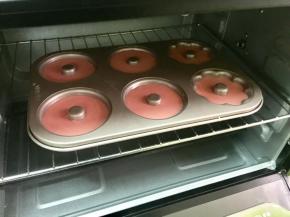 烤箱预热180度，把模具放入烤箱中层，烤20分钟。