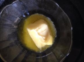 黄油微波炉打10几秒 融化 不需要温度太高 融化就好