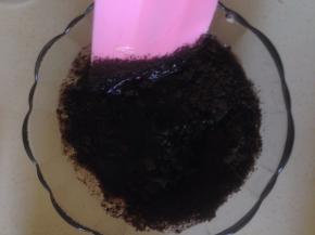 奥利奥碎倒入黄油里 拌匀