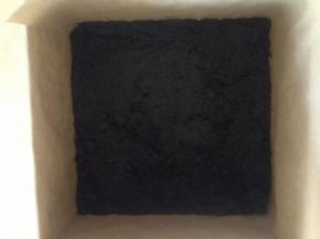 放到铺了油纸的方形模具里 压平 压实  入冰箱冷藏备用