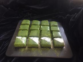 取出来 撕掉边上的油纸  刀沾热水 擦干 切成16块