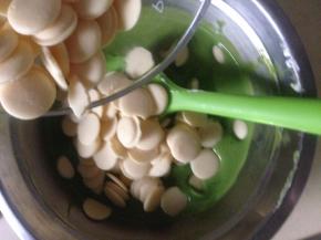 加入巧克力 搅拌融化  温度不要超过40~45度 捏一点点盐进去 不要多