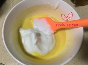 舀一大勺蛋白到蛋黄糊里；