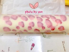 用擀面杖卷住油纸，顺势往上推，卷起来，两边跟拧糖一样拧起来。放入冰箱冷藏半小时后再切块食用。