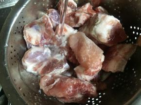 排骨冲洗后沥干水分