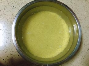 清洗后的小米用清水浸泡两小时