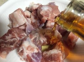 排骨里倒入一勺料酒