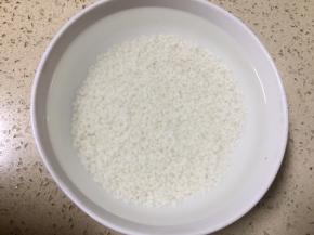 用清水浸泡备用