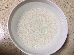 用清水浸泡备用
