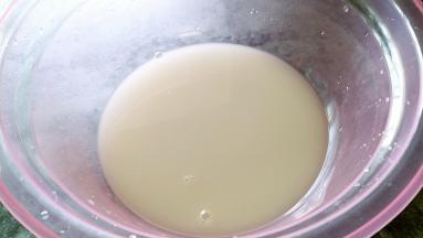 温水中放入发酵粉和砂糖拌匀融化。