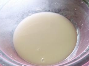温水中放入发酵粉和砂糖拌匀融化。