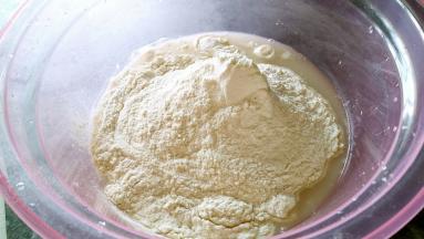 倒入面粉，开始揉面。