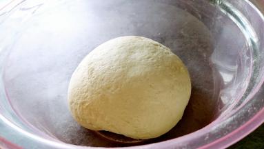 揉成软硬适中的面团。