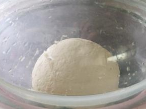 盖上盖子，放在温暖的地方进行发酵。