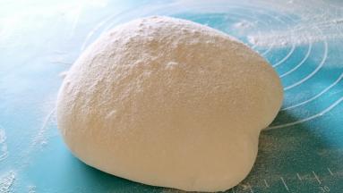 取出面团用力均匀的揉面，要想包子光滑，就要多揉一会。