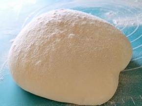 取出面团用力均匀的揉面，要想包子光滑，就要多揉一会。