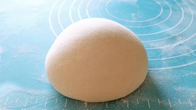 大约揉了100下，面团光滑无气泡，成透明状。