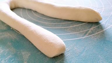 搓成长条，粗细均匀。