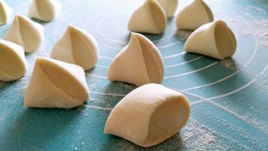 切成等量的剂子，剂子大小决定包子的大小。