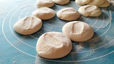 剂子按扁，尽量按的圆一点，擀出来的皮也圆。