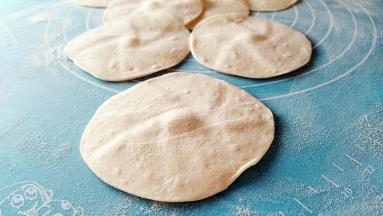 皮子四周薄，中间略厚。