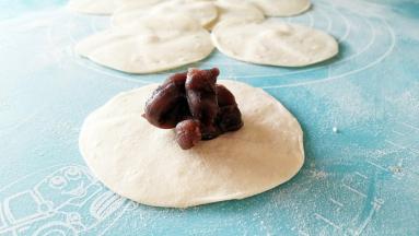 豆沙馅直接挤在皮子上。