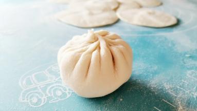 收口捏成包子。